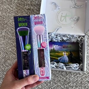 It cosmetics x wicked brushes